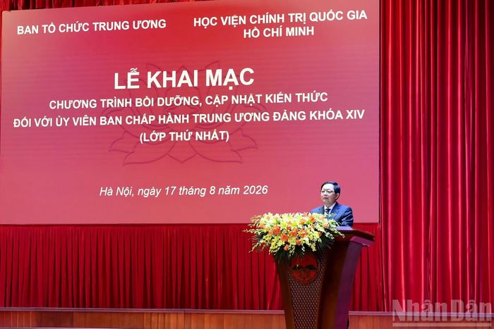 Đồng chí Hồ Quốc Dũng, Ủy viên Trung ương Đảng, Phó Thủ tướng Chính phủ, đại diện Ban cán sự lớp bồi dưỡng phát biểu tại buổi lễ.