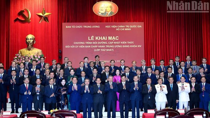 Tổng Bí thư, Chủ tịch nước Tô Lâm và các đồng chí lãnh đạo Đảng, Nhà nước với cán bộ Chương trình bồi dưỡng, cập nhật kiến thức đối với Ủy viên Ban Chấp hành Trung ương Đảng khóa XIV (Lớp thứ nhất). (Ảnh ĐĂNG KHOA)