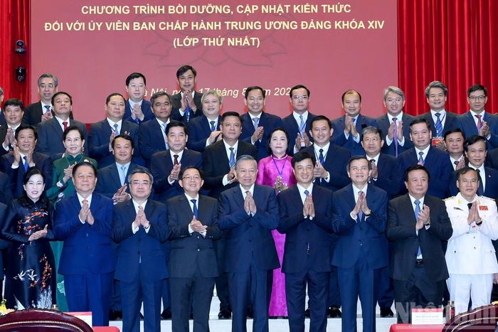 Tổng Bí thư, Chủ tịch nước Tô Lâm và các đồng chí lãnh đạo Đảng, Nhà nước với cán bộ Chương trình bồi dưỡng, cập nhật kiến thức đối với Ủy viên Ban Chấp hành Trung ương Đảng khóa XIV (Lớp thứ nhất).