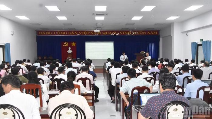 Các học viên tham dự lễ khai giảng lớp tập huấn.