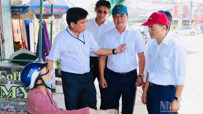 Lãnh đạo xã Phước An vận động người dân bàn giao mặt bằng dự án trọng điểm đường 25C kết nối sân bay Long Thành.