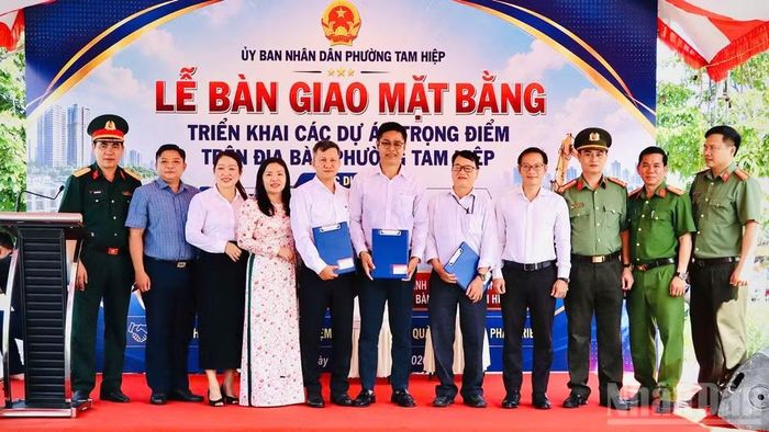 Ủy ban nhân dân phường Tam Hiệp bàn giao mặt bằng 3 dự án trọng điểm cho các đơn vị liên quan triển khai xây dựng.