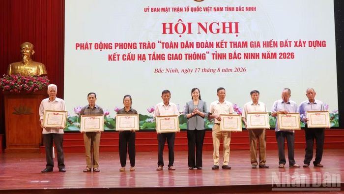 Khen thưởng các hộ gia đình tiêu biểu có nhiều thành tích trong hiến đất làm đường.