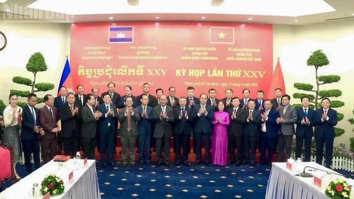Đại biểu hai đoàn Việt Nam-Campuchia chụp ảnh lưu niệm. (Ảnh: LÊ THÀNH)