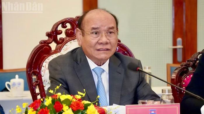 Đại tướng Pol Saroeun, Cố vấn cấp cao Quốc vương, Chủ tịch Ủy ban Chuyên trách Chính phủ Vương quốc Campuchia phát biểu. (Ảnh: LÊ THÀNH)