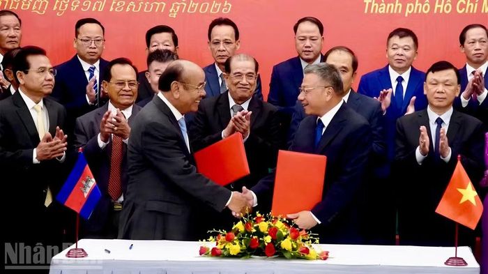 Hai bên hoàn tất ký kết biên bản ghi nhớ. (Ảnh: LÊ THÀNH)