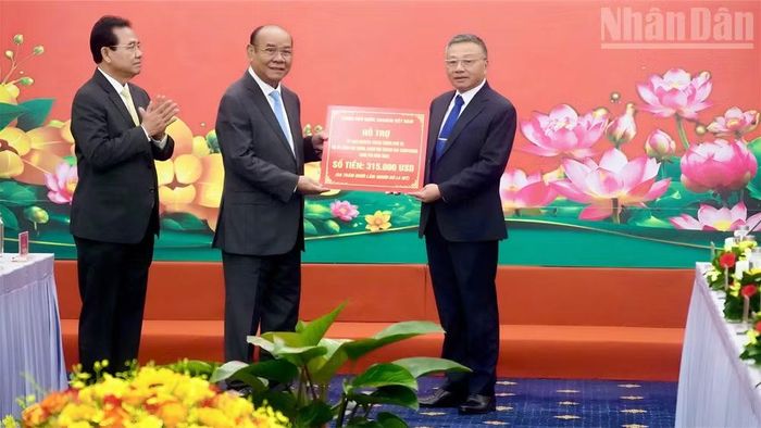 Trao kinh phí hỗ trợ năm 2026 của Chính phủ Việt Nam đối với Ủy ban chuyên trách Chính phủ Campuchia. (Ảnh: LÊ THÀNH)