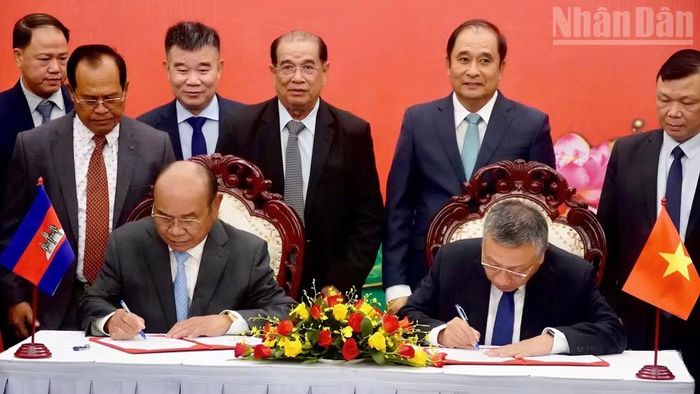 Trưởng đoàn hai bên ký kết biên bản hợp tác. (Ảnh: LÊ THÀNH)
