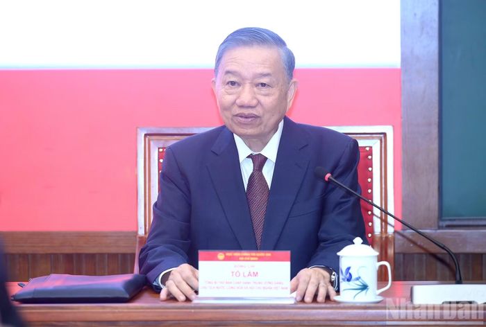 Tổng Bí thư, Chủ tịch nước Tô Lâm đã truyền đạt chuyên đề "Lãnh đạo chiến lược trong kỷ nguyên mới. Tầm nhìn trăm năm-tư duy đột phá-kiến tạo phát triển-quản trị thực thi" với các học viên Lớp bồi dưỡng, cập nhật kiến thức đối với Ủy viên Ban Chấp hành Trung ương Đảng khóa XIV (Lớp thứ nhất).