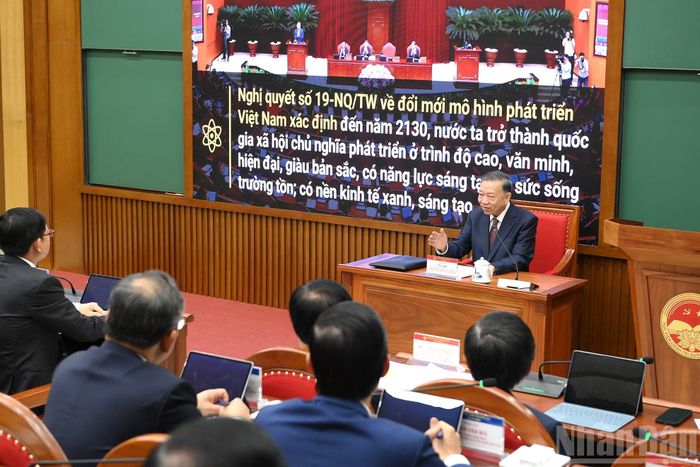 Tổng Bí thư, Chủ tịch nước Tô Lâm đã truyền đạt chuyên đề: "Lãnh đạo chiến lược trong kỷ nguyên mới. Tầm nhìn trăm năm-tư duy đột phá-kiến tạo phát triển-quản trị thực thi" với các học viên Lớp bồi dưỡng, cập nhật kiến thức đối với Ủy viên Ban Chấp hành Trung ương Đảng khóa XIV (Lớp thứ nhất).