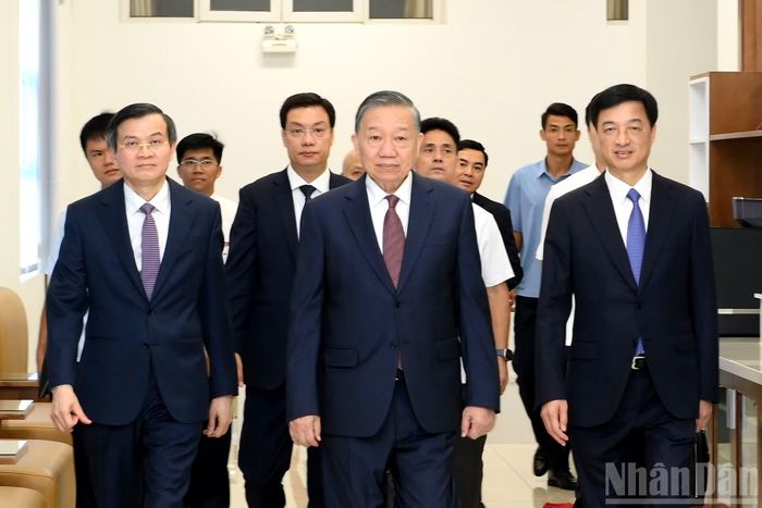  Tổng Bí thư, Chủ tịch nước Tô Lâm﻿ đến dự buổi truyền đạt chuyên đề: "Lãnh đạo chiến lược trong kỷ nguyên mới. Tầm nhìn trăm năm-tư duy đột phá-kiến tạo phát triển-quản trị thực thi" với các học viên Lớp bồi dưỡng, cập nhật kiến thức đối với Ủy viên Ban Chấp hành Trung ương Đảng khóa XIV (Lớp thứ nhất). 