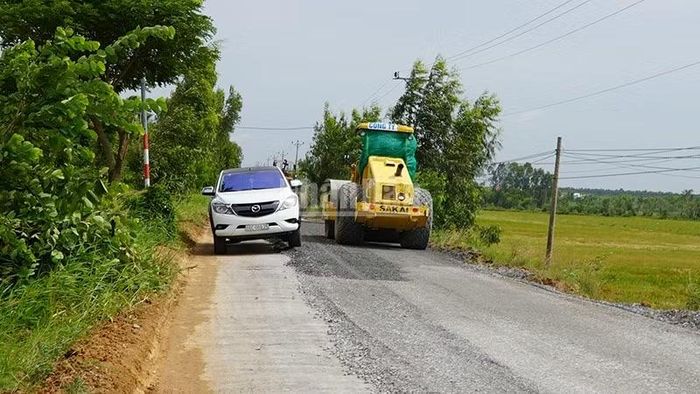 Một đoạn đường đang được thi công, sửa chữa. (Ảnh: HỮU NGHĨA)