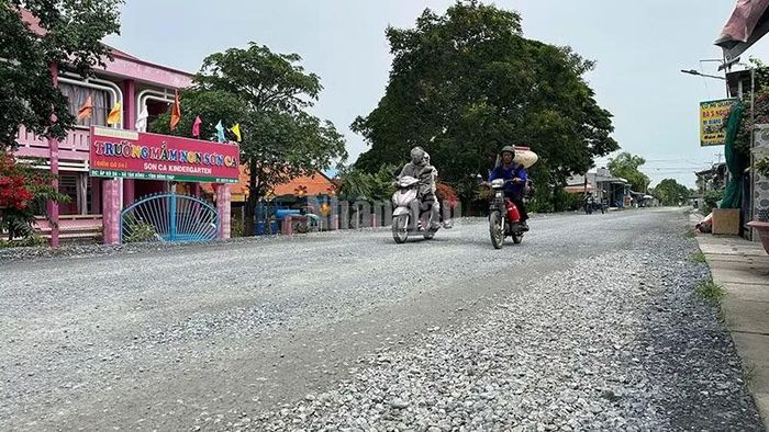 Một đoạn đường xuống cấp đã được dặm vá tạm để người dân tiện đi lại. (Ảnh: HỮU NGHĨA)