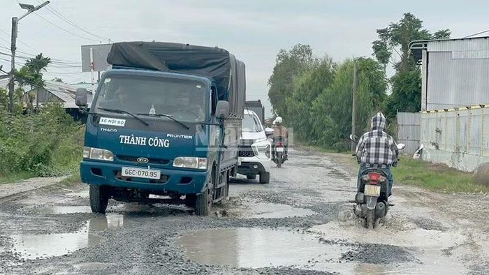 Một đoạn đường xuống cấp sau dặm vá tạm tiếp tục xuất hiện các "ổ gà, ổ voi." (Ảnh: HỮU NGHĨA)