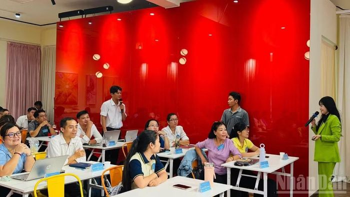 Tại lớp học, các học viên được tương tác với giáo viên qua nhiều tình huống giả định. (Ảnh: VƯƠNG LÊ)
