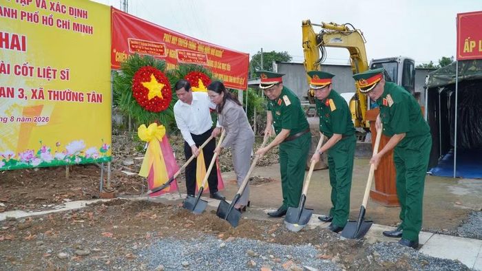 Đại biểu phát động triển khai tìm kiếm, quy tập hài cốt liệt sĩ tại ấp Lạc An 3. (Ảnh: Bộ Tư lệnh Thành phố Hồ Chí Minh)