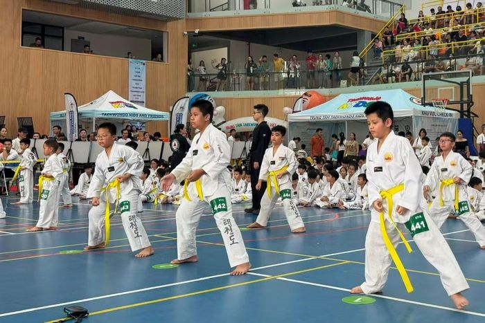 Các thí sinh biểu diễn tại buổi lễ.