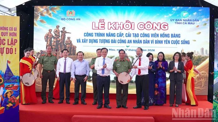 Đồng chí Nguyễn Hồ Hải, Bí thư Tỉnh ủy Cà Mau (thắt cà vạt đỏ) trao tặng quà lưu niệm cho đồng chí Lê Hồng Anh, nguyên Ủy viên Bộ Chính trị, nguyên Thường trực Ban Bí thư. (Ảnh: HỮU TÙNG)