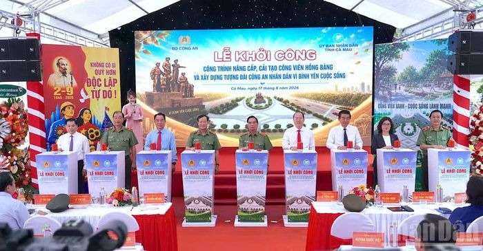 Các đồng chí lãnh đạo, nguyên lãnh đạo Trung ương và Cà Mau thực hiện nghi thức khởi công. (Ảnh: HỮU TÙNG)