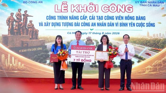Lãnh đạo tỉnh Cà Mau tiếp nhận 7 tỷ đồng từ Ngân hàng Agribank hỗ trợ dự án nâng cấp, cải tạo công viên Hồng Bàng. (Ảnh: HỮU TÙNG)