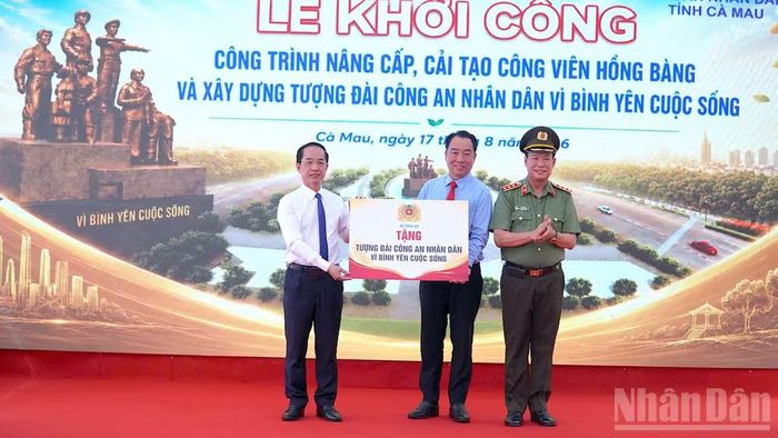 Đại diện lãnh đạo Tỉnh ủy và Ủy ban nhân dân tỉnh Cà Mau tiếp nhận hỗ trợ từ Bộ Công an công trình xây dựng tượng đài “Công an nhân dân vì bình yên cuộc sống”. (Ảnh: HỮU TÙNG)