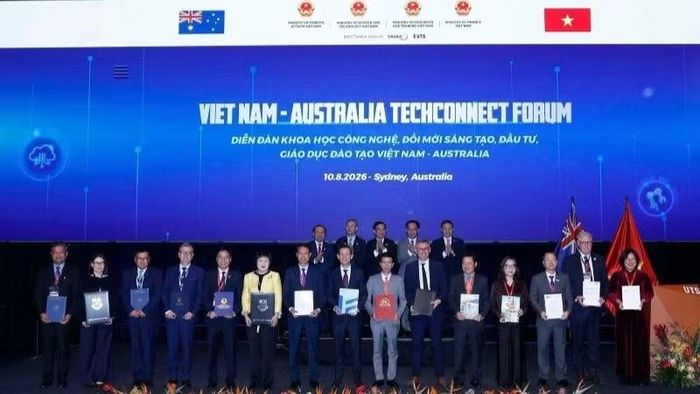 Đại diện Đại học Monash (Australia) và Trường đại học Mở Thành phố Hồ Chí Minh tại Lễ ký thỏa thuận hợp tác triển khai chương trình Thạc sĩ TESOL tại Sydney. (Ảnh: Trường đại học Mở Thành phố Hồ Chí Minh)
