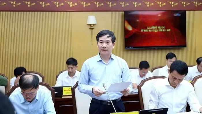 Phó Bí thư Tỉnh ủy Quảng Ninh Vũ Quyết Tiến báo cáo kết quả thực hiện các Nghị quyết của Đảng. (Ảnh: QUANG THỌ)