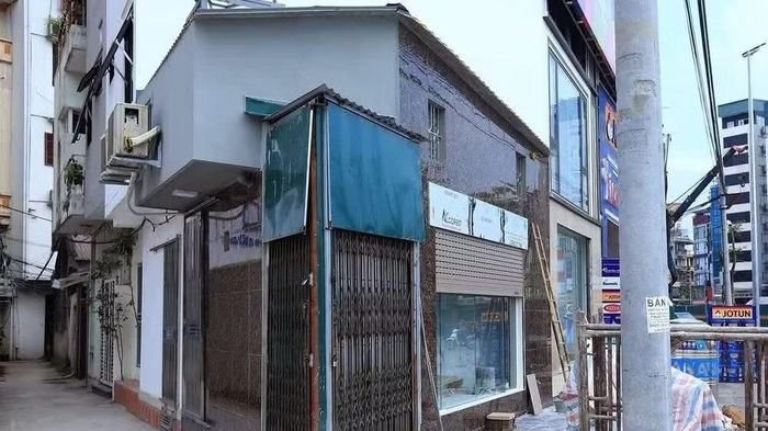 Nhà siêu mỏng, siêu méo, trên trục đường vành đai 2. (Ảnh: Báo Nhân Dân)