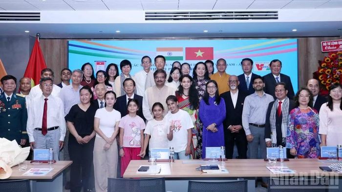 Các đại biểu chụp hình lưu niệm tại buổi gặp mặt.