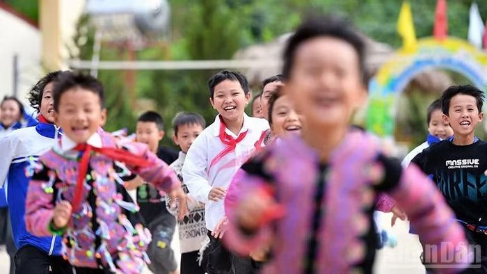 Nụ cười học sinh xã Lóng Luông (cũ), một trong những địa phương từng là điểm nóng về ma túy. (Ảnh: LINH PHAN)