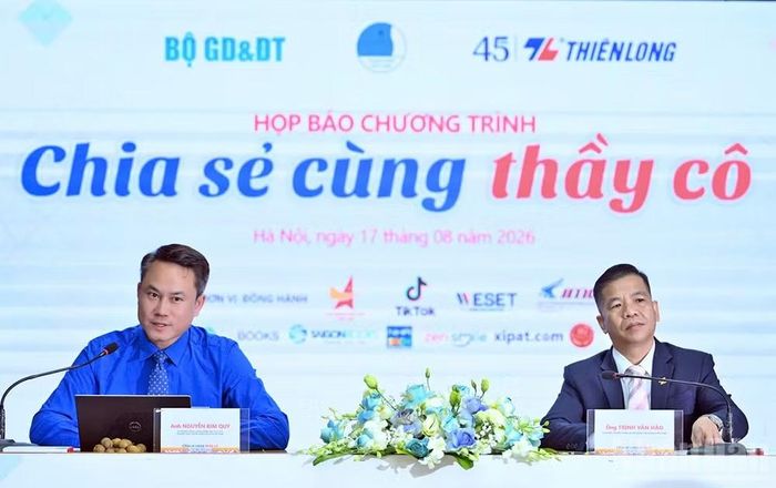 Bí thư Trung ương Đoàn, Phó Chủ tịch Thường trực Hội Liên hiệp Thanh niên Việt Nam Nguyễn Kim Quy (bên trái) và ông Trịnh Văn Hào, đại diện Tập đoàn Thiên Long cung cấp thông tin về chương trình tại buổi họp báo. (Ảnh: LINH PHAN)