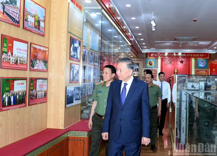 Tổng Bí thư, Chủ tịch nước Tô Lâm với các đại biểu tham quan Phòng truyền thống của Học viện Kỹ thuật và Công nghệ an ninh.