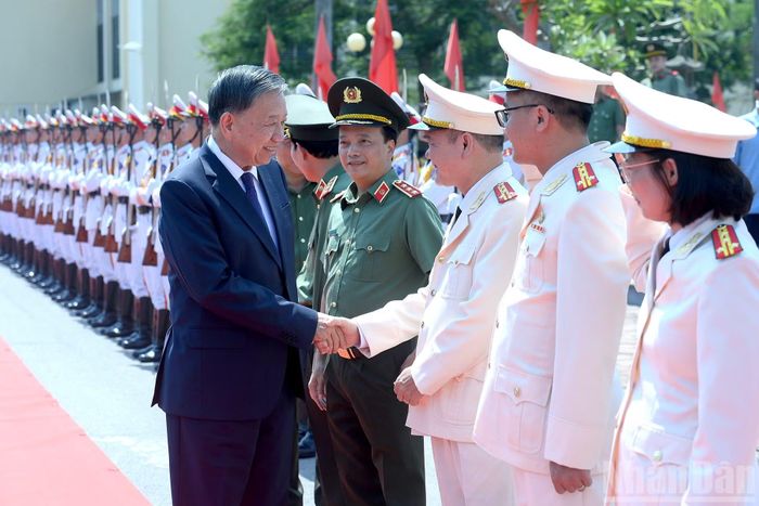 Tổng Bí thư, Chủ tịch nước Tô Lâm với các cán bộ Ban Giám đốc Học viện Kỹ thuật và Công nghệ an ninh (Bộ Công an).