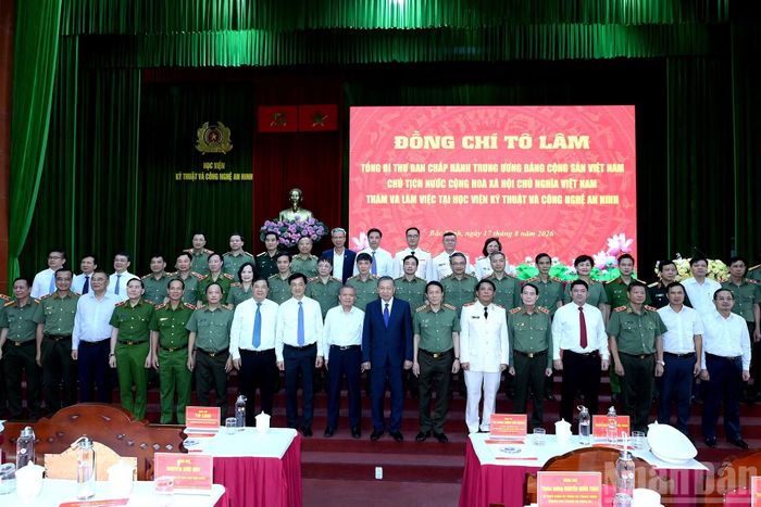 Tổng Bí thư, Chủ tịch nước Tô Lâm với các đại biểu và cán bộ Học viện Kỹ thuật và Công nghệ an ninh (Bộ Công an).