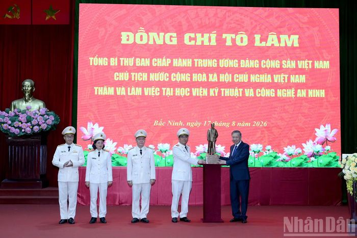 Tổng Bí thư, Chủ tịch nước Tô Lâm trao bức tượng Chủ tịch Hồ Chí Minh tặng Học viện Kỹ thuật và Công nghệ an ninh (Bộ Công an).