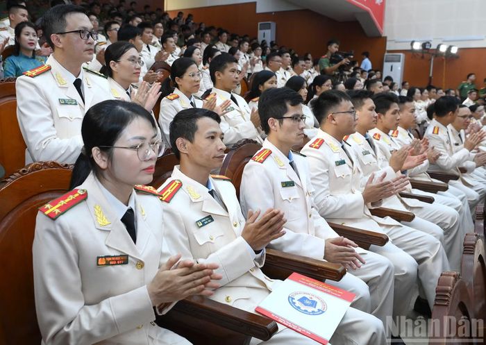 Các đại biểu tham dự cuộc làm việc.