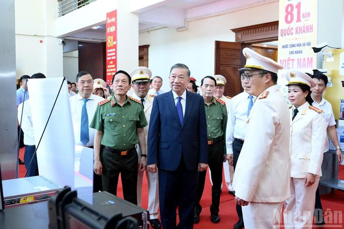 Tổng Bí thư, Chủ tịch nước Tô Lâm với các đại biểu tham quan gian trưng bày các hoạt động khoa học, công nghệ, đổi mới sáng tạo và chuyển đổi số tại Học viện Kỹ thuật và Công nghệ an ninh (Bộ Công an).