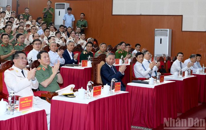 Tổng Bí thư, Chủ tịch nước Tô Lâm với các đại biểu tham dự cuộc làm việc tại Học viện Kỹ thuật và Công nghệ an ninh (Bộ Công an).