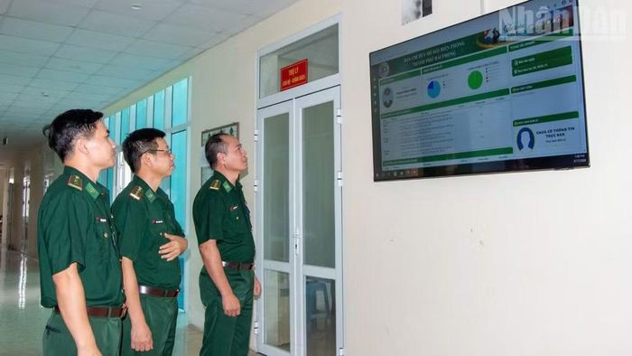 Cán bộ, chiến sĩ Biên phòng theo dõi lịch công tác trên phần mềm “Chuyển đổi số trong quản lý, bảo vệ biên giới quốc gia và xây dựng đơn vị vững mạnh toàn diện”.