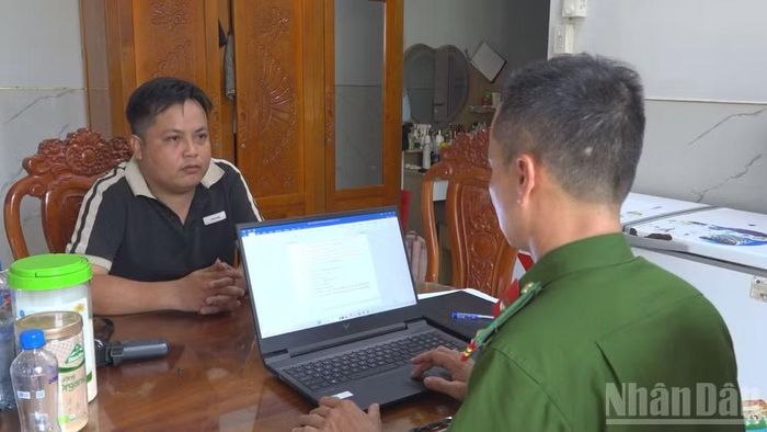 Cơ quan công an làm việc với đối tượng Phạm Hải Đăng. (Ảnh: PHƯỚC THANH)