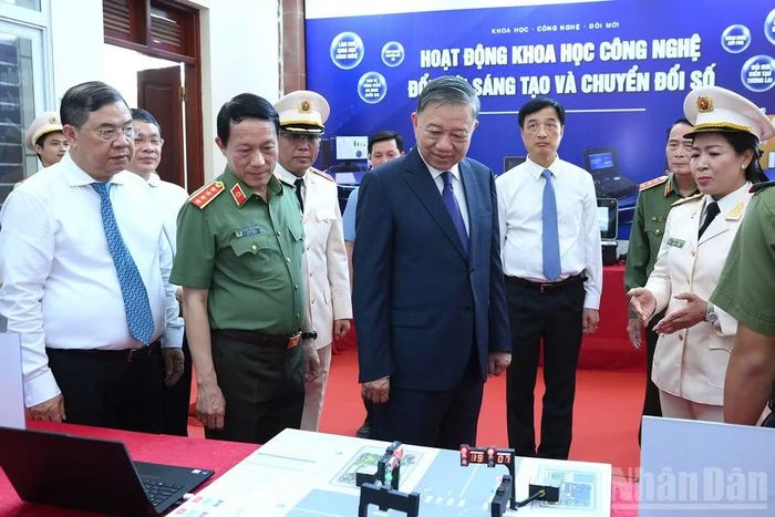 Tổng Bí thư, Chủ tịch nước Tô Lâm với các đại biểu tham quan gian trưng bày các hoạt động khoa học, công nghệ, đổi mới sáng tạo và chuyển đổi số tại Học viện. (Ảnh: ĐĂNG KHOA)