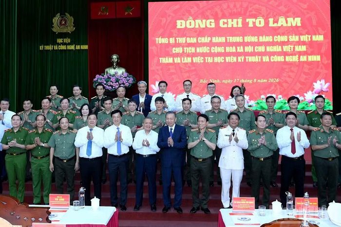 Tổng Bí thư, Chủ tịch nước Tô Lâm với các đại biểu và cán bộ Học viện Kỹ thuật và Công nghệ an ninh (Bộ Công an). (Ảnh: ĐĂNG KHOA)