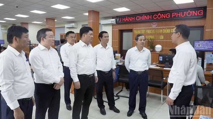 Đồng chí Bí thư Tỉnh ủy Bắc Ninh Nguyễn Hồng Thái cùng các đồng chí lãnh đạo tỉnh kiểm tra tại Trung tâm phục vụ hành chính công phường Từ Sơn. (Ảnh: M.A)