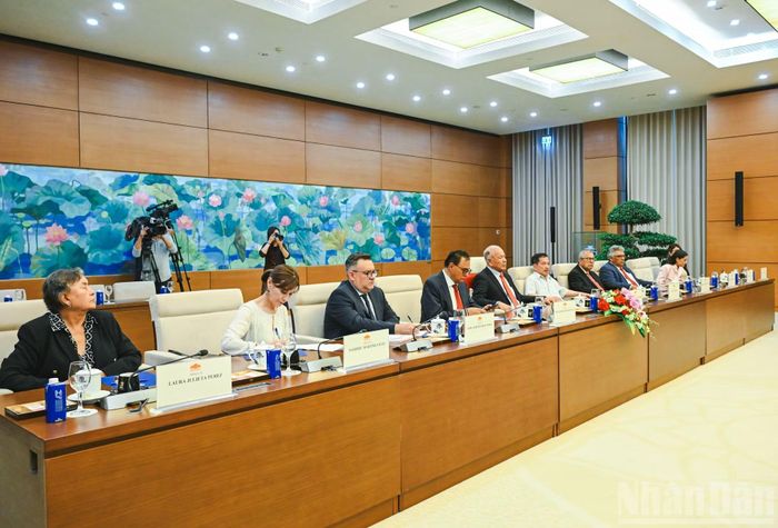 Tổng Bí thư Đảng Lao động Mexico Alberto Anaya Gutiérrez và các đại biểu tại cuộc tiếp. (Ảnh: DUY LINH)