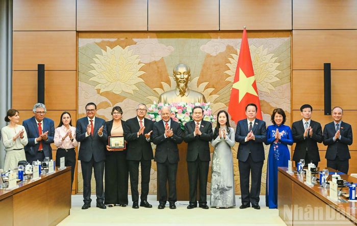 Chủ tịch Quốc hội Trần Thanh Mẫn và Tổng Bí thư Đảng Lao động Mexico Alberto Anaya Gutiérrez với đại biểu hai nước tại cuộc tiếp. (Ảnh: DUY LINH)