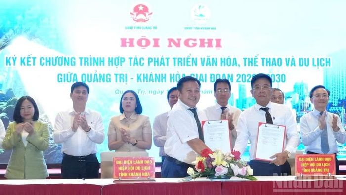 Hiệp hội du lịch 2 tỉnh Khánh Hòa và Quảng Trị ký Biên bản hợp tác phát triển sản phẩm du lịch chung (Ảnh: HƯƠNG GIANG)