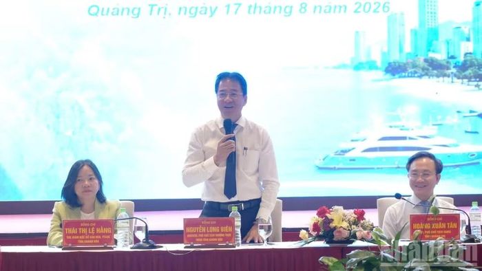 Lãnh đạo 2 tỉnh phát biểu điều hành hội nghị. (Ảnh: HƯƠNG GIANG)