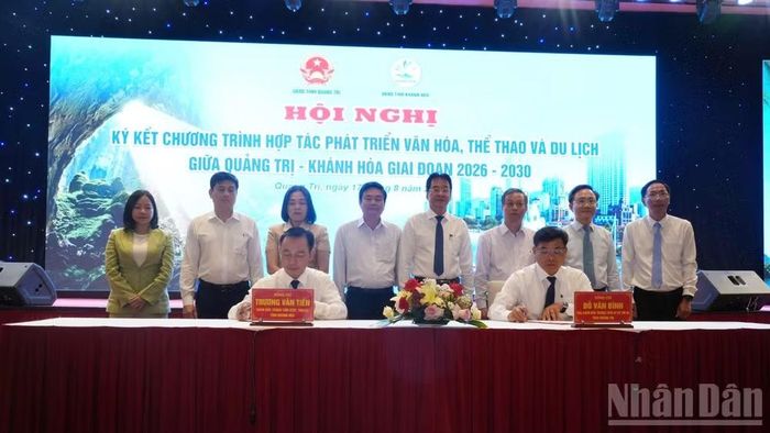 Trung tâm Xúc tiến đầu tư du lịch 2 tỉnh ký Biên bản hợp tác trong hoạt động quảng bá sản phẩm điểm đến (Ảnh: HƯƠNG GIANG)