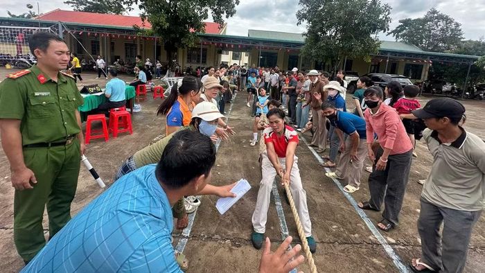 Thi kéo co thu hút đông đảo mọi người tham gia. (Ảnh: Trung Hải).