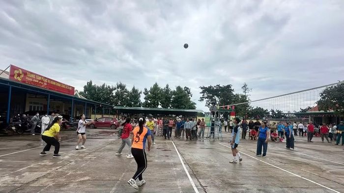Thi đấu bóng chuyền thu hút đông đảo mọi người tham gia. (Ảnh: Trung Hải).